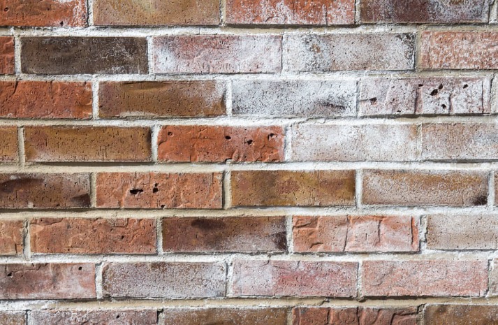 Efflorescence-on-brick
